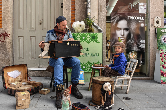 The busker and his daughter playing chess